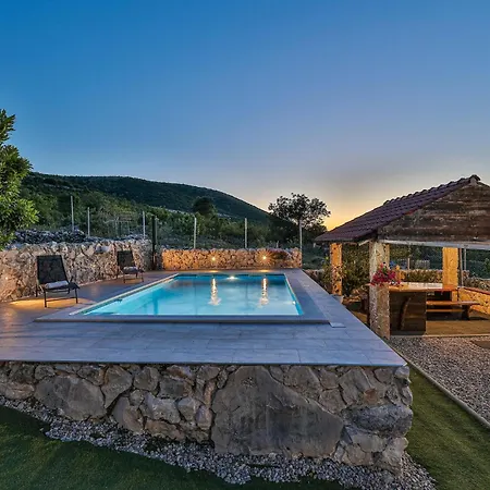 بيت للعطل Beautiful In Trolokve With Kitchen *
