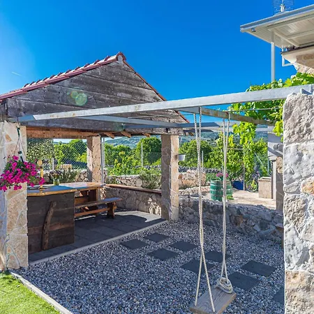 Beautiful In Trolokve With Kitchen بيت للعطل